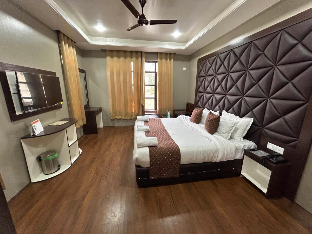 Готель Fair Mount, Airport Road, Humhama Srinagar Екстер'єр фото
