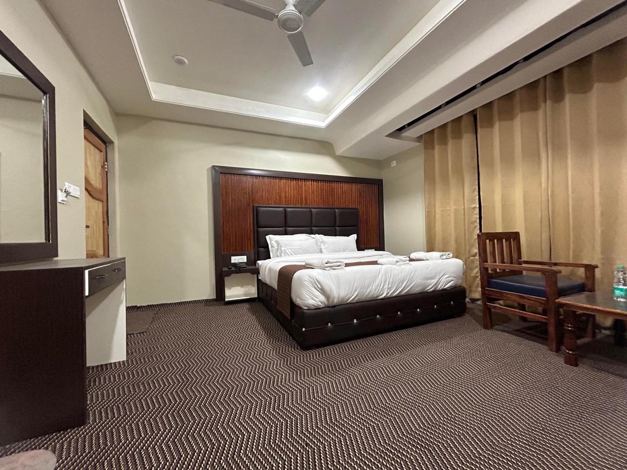 Готель Fair Mount, Airport Road, Humhama Srinagar Екстер'єр фото